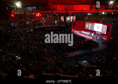 München, Deutschland. Dezember 2024. Fußball: Bundesliga, Jahreshauptversammlung des FC Bayern München in der Rudi-Sedlmayer-Halle. Die Mitglieder nehmen an der Sitzung Teil. Quelle: Sven Hoppe/dpa/Alamy Live News Stockfoto