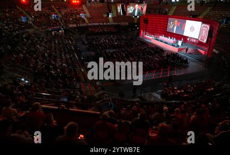 München, Deutschland. Dezember 2024. Fußball: Bundesliga, Jahreshauptversammlung des FC Bayern München in der Rudi-Sedlmayer-Halle. Die Mitglieder nehmen an der Sitzung Teil. Quelle: Sven Hoppe/dpa/Alamy Live News Stockfoto