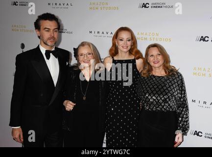 Beverly Hills, Kalifornien, USA. Dezember 2024. (L-R) Gian Luca Passi de Preposulo, Marilyn Herst, Jessica Chastain und Jerri Chastain nehmen am 06. Dezember 2024 an den 38. American Cinematheque Awards im Beverly Hilton Teil. Quelle: Jeffrey Mayer/Media Punch/Alamy Live News Stockfoto