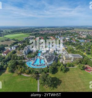 Aus der Vogelperspektive auf die Therme Bad Füssing rund um die Kurgärten im südlichen Stadtteil Passau Stockfoto