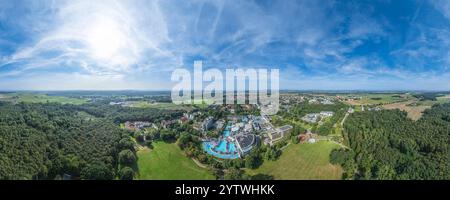 Aus der Vogelperspektive auf die Therme Bad Füssing rund um die Kurgärten im südlichen Stadtteil Passau Stockfoto