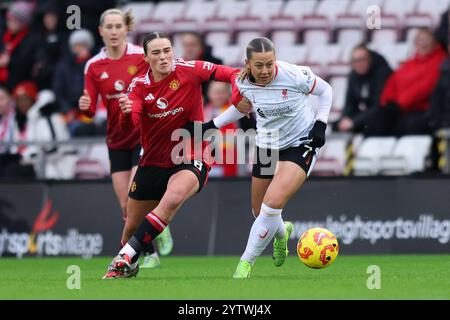 Grace Clinton von Manchester United Pressure Missy Bo Kearns of Liverpool während des Barclays Women's Super League Match Manchester United Women vs Liverpool Women in Leigh Sports Village, Leigh, Großbritannien, 8. Dezember 2024 (Foto: Alex Roebuck/News Images) Stockfoto