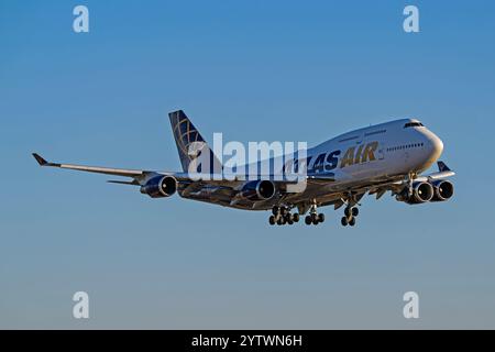 Sky Harbor International Airport 12-7-2024 Phoenix, AZ USA Atlas Air Boeing 747-400 N263SG Ankunft am 26 Sky Harbor Intl. Flughafen-Charterflug für Stockfoto