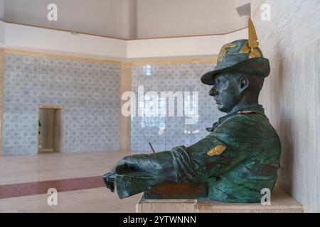 Auf dem italienischen Friedhof in El Alamein befindet sich eine Büste von Paolo Caccia Dominioni, die an die 4.800 Toten und 38.000 Vermissten aus den Schlachten des Zweiten Weltkriegs erinnert. Stockfoto