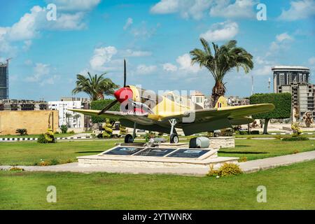 WWII Curtiss P-40B Kittyhawk Kampfflugzeug ausgestellt im El Alamein Military Museum, Ägypten. Ein historisches Flugzeug, das die Nordafrikanische Kampagne symbolisiert Stockfoto