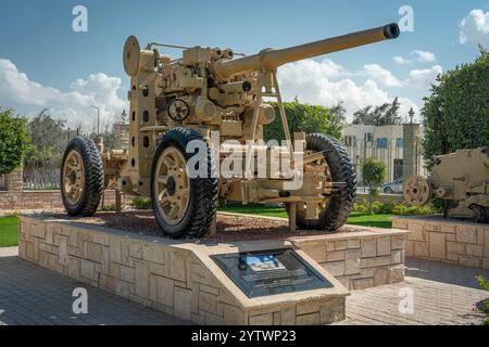 Deutsche 88mm Flak 36 Artilleriegewehr, ausgestellt im El Alamein Military Museum, Ägypten, eine Waffe, die sowohl in Flugabwehrrollen als auch in Panzerabwehrrollen während des Zweiten Weltkriegs eingesetzt wurde Stockfoto