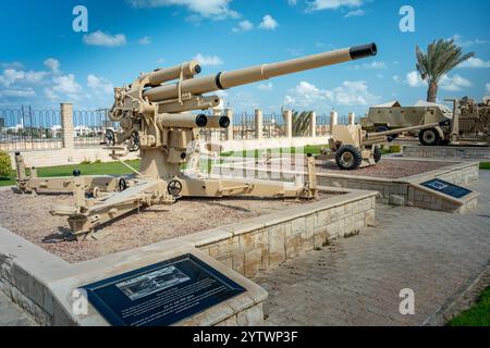 Deutsche 88-mm-Flak-Kanone, ausgestellt im El Alamein Military Museum, Ägypten, ein wichtiges Artefakt, das die Kämpfe und Waffen des Nordafrika-Feldzugs des Zweiten Weltkriegs darstellt Stockfoto