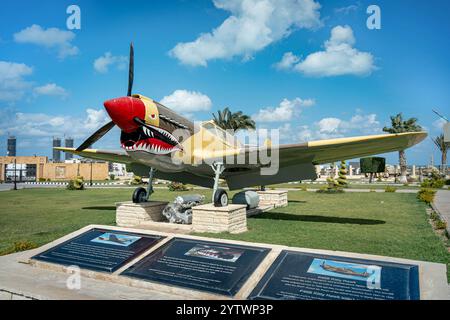 WWII Curtiss P-40B Kittyhawk Kampfflugzeug ausgestellt im El Alamein Military Museum, Ägypten. Ein historisches Flugzeug, das die Nordafrikanische Kampagne symbolisiert Stockfoto