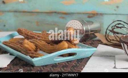 Traditionelle Churros mit heißer Schokolade Soße auf Holz- Zähler nach oben. Stockfoto