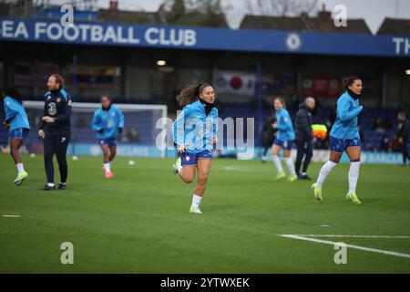 Kingston, Großbritannien. Dezember 2024. Eve Prisset von Chelsea Women wärmt sich während des Women's Super League-Spiels zwischen Chelsea Women und Brighton & Hove Albion Women am 8. Dezember 2024 im Kingsmeadow Stadium in Kingston auf. Foto von Ken Sparks. Nur redaktionelle Verwendung, Lizenz für kommerzielle Nutzung erforderlich. Keine Verwendung bei Wetten, Spielen oder Publikationen eines einzelnen Clubs/einer Liga/eines Spielers. Quelle: UK Sports Pics Ltd/Alamy Live News Stockfoto