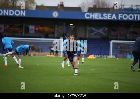 Kingston, Großbritannien. Dezember 2024. Lucy Bronze von Chelsea Women wärmt sich während des Women's Super League-Spiels zwischen Chelsea Women und Brighton & Hove Albion Women am 8. Dezember 2024 im Kingsmeadow Stadium in Kingston auf. Foto von Ken Sparks. Nur redaktionelle Verwendung, Lizenz für kommerzielle Nutzung erforderlich. Keine Verwendung bei Wetten, Spielen oder Publikationen eines einzelnen Clubs/einer Liga/eines Spielers. Quelle: UK Sports Pics Ltd/Alamy Live News Stockfoto