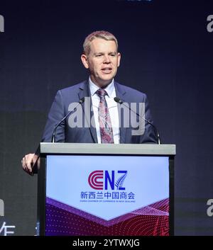 Auckland, Neuseeland. Dezember 2024. Der ehemalige neuseeländische Premierminister Chris Hipkins spricht auf der „Vision 2025“-Geschäftsveranstaltung der China Chamber of Commerce in Neuseeland am 6. Dezember 2024 in Auckland, Neuseeland. ZU „New Zealand former PMs Say Think with China very Important“ (Neuseeland ehemalige PMs sagen Beziehungen zu China sehr wichtig) Credit: Lei/Xinhua/Alamy Live News Stockfoto