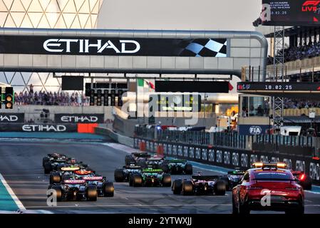 Abu Dhabi, Abu Dhabi. Dezember 2024. Der Start des Rennens. 08.12.2024. Formel-1-Weltmeisterschaft, Rd 24, Grand Prix Von Abu Dhabi, Yas Marina Circuit, Abu Dhabi, Renntag. Das Foto sollte lauten: XPB/Alamy Live News. Stockfoto