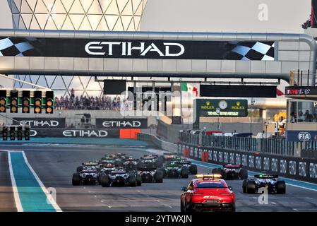 Abu Dhabi, Abu Dhabi. Dezember 2024. Der Start des Rennens. 08.12.2024. Formel-1-Weltmeisterschaft, Rd 24, Grand Prix Von Abu Dhabi, Yas Marina Circuit, Abu Dhabi, Renntag. Das Foto sollte lauten: XPB/Alamy Live News. Stockfoto