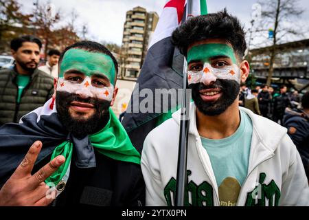 08. Dezember 2024, Nordrhein-Westfalen, Wuppertal: Zwei junge Männer malten sich für eine Kundgebung in Wuppertal eine syrische Flagge ins Gesicht. Foto: Christoph Reichwein/dpa Stockfoto