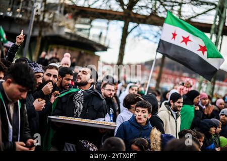 08. Dezember 2024, Nordrhein-Westfalen, Wuppertal: Süßigkeiten werden bei einer syrischen Kundgebung in Wuppertal verteilt. Foto: Christoph Reichwein/dpa - ACHTUNG: Nur im Vollformat verwenden Stockfoto