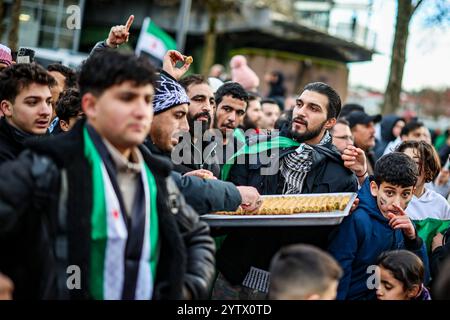 08. Dezember 2024, Nordrhein-Westfalen, Wuppertal: Süßigkeiten werden bei einer syrischen Kundgebung in Wuppertal verteilt. Foto: Christoph Reichwein/dpa - ACHTUNG: Nur im Vollformat verwenden Stockfoto