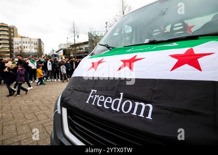 08. Dezember 2024, Nordrhein-Westfalen, Wuppertal: Eine syrische Flagge mit der Inschrift Freiheit ist an einem Auto befestigt. Foto: Christoph Reichwein/dpa Stockfoto