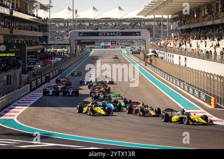 Abu Dhabi, Emirats Arabes Unis. Dezember 2024. Start des Spielrennens der F2 während der 14. Runde der FIA Formel 2 Championship 2024 vom 6. Bis 8. Dezember 2024 auf dem Yas Marina Circuit in Abu Dhabi, Vereinigte Arabische Emirate - Foto Sebastian Rozendaal/Dutch Photo Agency/DPPI Credit: DPPI Media/Alamy Live News Stockfoto