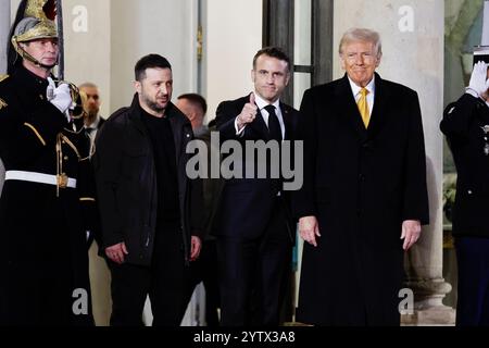 Paris, Frankreich. Dezember 2024. Der französische Präsident Emmanuel Macron (3. L), der designierte US-Präsident Donald Trump (R) und der ukrainische Präsident Wolodymyr Zelensky (2. L) werden nach ihrem Treffen am 7. Dezember 2024 in Paris, Frankreich, dargestellt. Der französische Präsident Emmanuel Macron hielt am Samstagnachmittag ein trilaterales Treffen mit dem ukrainischen Präsidenten Wolodymyr Zelensky und dem designierten US-Präsidenten Donald Trump ab. Quelle: Xinhua/Alamy Live News Stockfoto