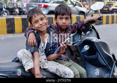 Zwei kleine indische Jungen (Brüder), Kinder von Migranten aus Uttar Pradesh in Nordindien, posieren fröhlich in Matunga, Mumbai, Indien Stockfoto