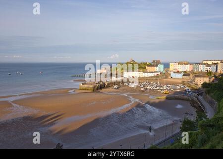 Bei Ebbe befinden sich die Boote im Hafen von Tenby auf trockenem Boden. Stockfoto