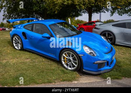 2016 Porsche 911 (991) GT3 RS auf der Automobilausstellung Salon Privé Concours d’Elégance 2024 im Schloss Blenheim. Stockfoto