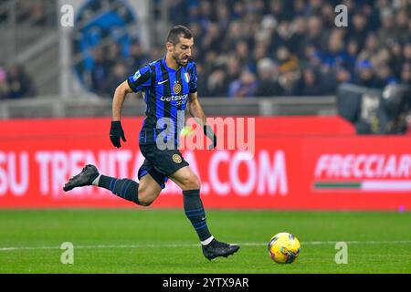 Mailand, Italien. Dezember 2024. Henrikh Mkhitaryan (22) von Inter wurde während des Spiels zwischen Inter Mailand und Parma bei Giuseppe Meazza in Mailand gesehen. Stockfoto