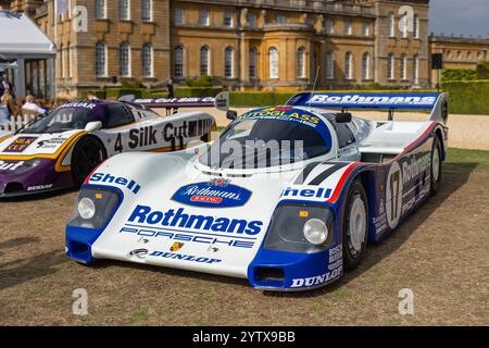 Rothmans Porsche 962C, ausgestellt auf der Salon Privé Concours d’Elégance Motorshow 2024 im Schloss Blenheim. Stockfoto