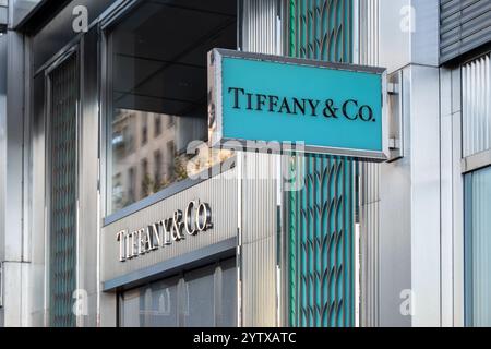 Schild und Logo eines Tiffany and Co Stores in Genf, Schweiz. Tiffany ist ein US-amerikanisches Unternehmen, das sich auf Schmuck, Geschirr und Luxus spezialisiert hat Stockfoto