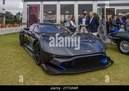 Aston Martin Vulcan, ausgestellt auf der Automobilausstellung Salon Privé Concours d’Elégance 2024 im Blenheim Palace. Stockfoto