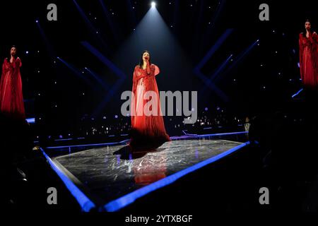 Madrid, Spanien. Dezember 2024. Die italienische Sängerin Laura Pausini tritt während ihres Konzerts in Madrid am 7. Dezember 2024 auf Spanien Credit: SIPA USA/Alamy Live News Stockfoto