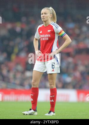 North London, Großbritannien. 8. Dezember 2024. Leah Williamson von Arsenal während des Spiels der Barclays Women's Super League zwischen Arsenal und Aston Villa im Emirates Stadium. Quelle: Jay Patel/Alamy Live News Stockfoto