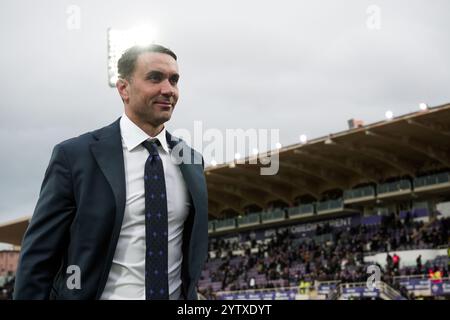 Florenz, Italien. Dezember 2024. Fiorentinas Cheftrainer Raffaele Palladino feiert den Sieg am Ende des Spiels Der Serie A Enilive 2024/2025 zwischen Fiorentina und Cagliari – Serie A Enilive im Artemio Franchi Stadion – Sport, Fußball – Florenz, Italien – Sonntag, 8. Dezember 2024 (Foto: Massimo Paolone/LaPresse) Credit: LaPresse/Alamy Live News Stockfoto