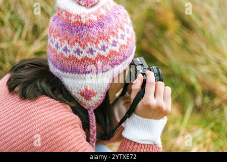 Frau, die im Freien Naturfotos macht Stockfoto