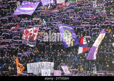 Firenze, Italien. Dezember 2024. Die ACF Fiorentina-Fans feuern vor dem Spiel zwischen ACF Fiorentina und Cagliari Calcio im Artemio Franchi-Stadion in Florenz (Italien) am 8. Dezember 2024 an. Quelle: Insidefoto di andrea staccioli/Alamy Live News Stockfoto