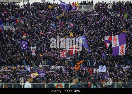 Firenze, Italien. Dezember 2024. ACF Fiorentina Fans feiern den Sieg beim Spiel zwischen ACF Fiorentina und Cagliari Calcio im Artemio Franchi Stadion in Florenz (Italien) am 8. Dezember 2024. Quelle: Insidefoto di andrea staccioli/Alamy Live News Stockfoto