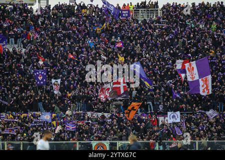 Firenze, Italien. Dezember 2024. ACF Fiorentina Fans feiern den Sieg beim Spiel zwischen ACF Fiorentina und Cagliari Calcio im Artemio Franchi Stadion in Florenz (Italien) am 8. Dezember 2024. Quelle: Insidefoto di andrea staccioli/Alamy Live News Stockfoto