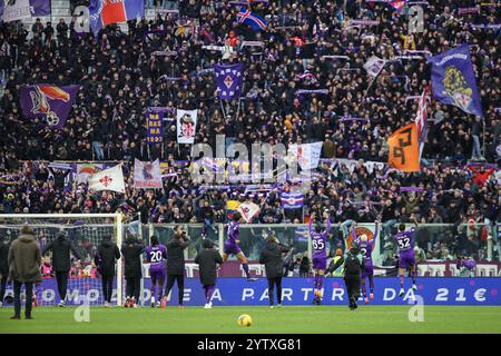 Firenze, Italien. Dezember 2024. ACF Fiorentina feiert mit seinen Fans den Sieg beim Spiel zwischen ACF Fiorentina und Cagliari Calcio im Artemio Franchi-Stadion in Florenz (Italien) am 8. Dezember 2024. Quelle: Insidefoto di andrea staccioli/Alamy Live News Stockfoto