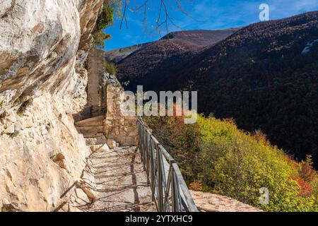 Die szenografische Eremitage von Santo Spirito a Majella in der Nähe von Roccamorice in den Abruzzen, Italien. Stockfoto