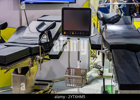 Geburtshilflich mechanisch-hydraulischer Operationstisch. Stockfoto
