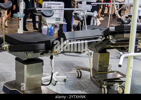 Geburtshilflich mechanisch-hydraulischer Operationstisch. Stockfoto