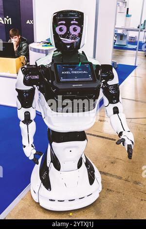 Kiew, Ukraine - 2. Oktober 2024: Intelligenter Roboter auf der Ausstellung für Präsentationen. Stockfoto