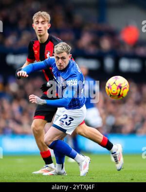 Ipswich, Großbritannien. Dezember 2024. Sam Szmodics aus Ipswich Town bricht mit dem Ball während des Premier League-Spiels Ipswich Town gegen Bournemouth an der Portman Road, Ipswich, Vereinigtes Königreich, 8. Dezember 2024 (Foto: Izzy Poles/News Images) in Ipswich, Vereinigtes Königreich am 12.08.2024. (Foto: Izzy Poles/News Images/SIPA USA) Credit: SIPA USA/Alamy Live News Stockfoto