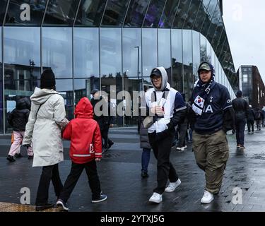 London, Großbritannien. Dezember 2024. Tottenham-Fans kommen zum Spiel während des Premier League-Spiels Tottenham Hotspur gegen Chelsea am 8. Dezember 2024 im Tottenham Hotspur Stadium, London, Vereinigtes Königreich (Foto: Mark Cosgrove/News Images) in London, Vereinigtes Königreich am 12.08.2024. (Foto: Mark Cosgrove/News Images/SIPA USA) Credit: SIPA USA/Alamy Live News Stockfoto