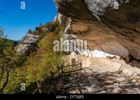 Die szenografische Eremitage von Santo Spirito a Majella in der Nähe von Roccamorice in den Abruzzen, Italien. Stockfoto