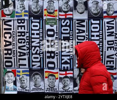 London, Großbritannien. Dezember 2024. Tottenham-Schals zum Verkauf während des Premier League-Spiels Tottenham Hotspur gegen Chelsea im Tottenham Hotspur Stadium, London, Vereinigtes Königreich, 8. Dezember 2024 (Foto: Mark Cosgrove/News Images) in London, Vereinigtes Königreich am 12.08.2024. (Foto: Mark Cosgrove/News Images/SIPA USA) Credit: SIPA USA/Alamy Live News Stockfoto