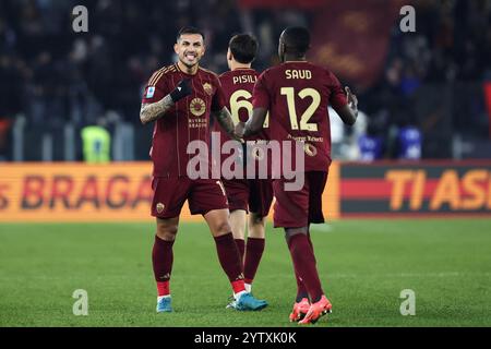 Rom, Italien. 2024. Leandro Paredes von Roma feiert mit Saud Abdulhamid während des italienischen Meisterschaftsspiels Serie A zwischen AS Stockfoto