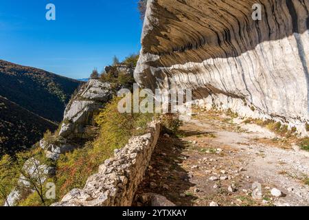 Die szenografische Eremitage von Santo Spirito a Majella in der Nähe von Roccamorice in den Abruzzen, Italien. Stockfoto