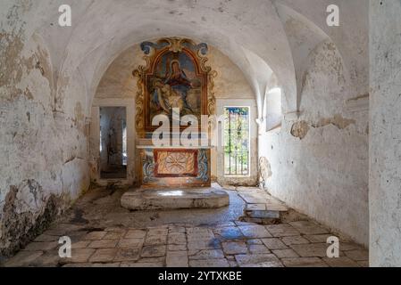 Die szenografische Eremitage von Santo Spirito a Majella in der Nähe von Roccamorice in den Abruzzen, Italien. Stockfoto